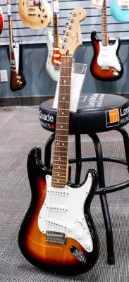 Fender - Player Stratocaster Pau Ferro - 3 Tone Sunburst 2